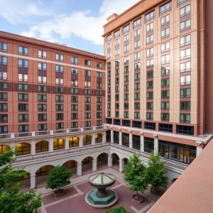 Exterior view of Embassy Suites Kansas City Plaza hotel